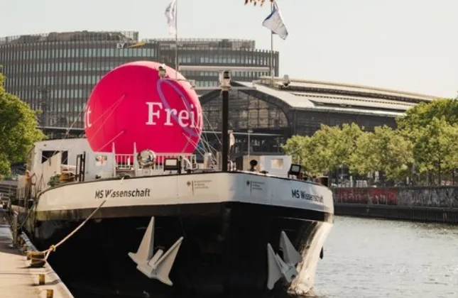 Ansicht Schiff "MS Wissenschaft" von vorne, mit großem, pinkem Ballon mit Aufschrift "Freiheit"