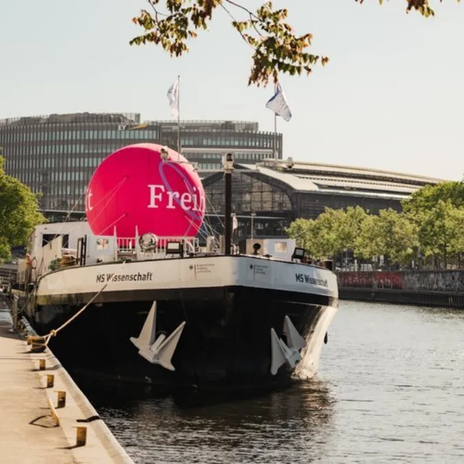 Ansicht Schiff "MS Wissenschaft" von vorne, mit großem, pinkem Ballon mit Aufschrift "Freiheit"