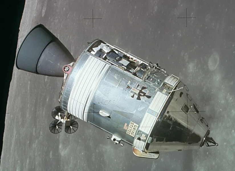 Apollo-15 (CSM-112) in der Mondumlaufbahn