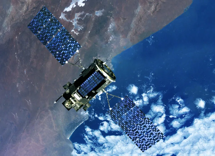 Weltraumkommunikationssatellit über der Erde.