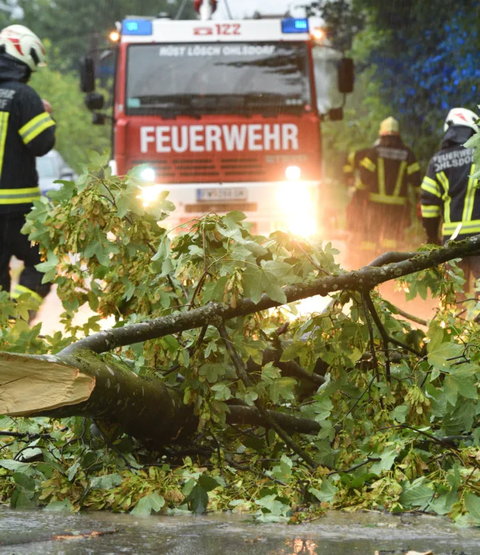 Feuerwehreinsatz, Wegreäumen von umgestürzten Bäumen nach einem Unwetter in Österreich