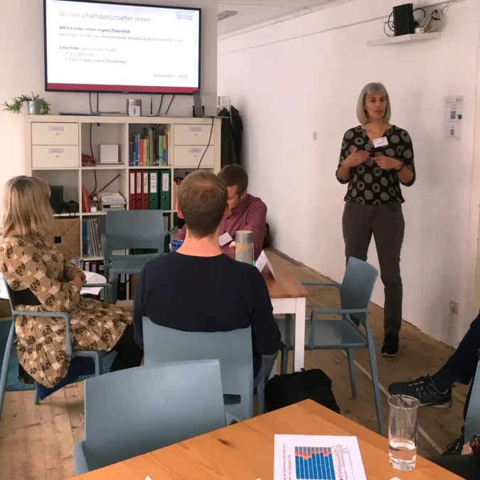 Situationsbild bei einem Workshop mit Vortragender und fünf Zuhörenden