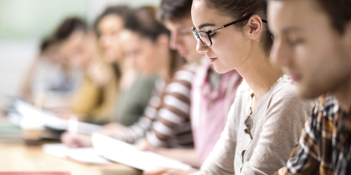 Im Hörsaal sitzende Studenten von der Seite